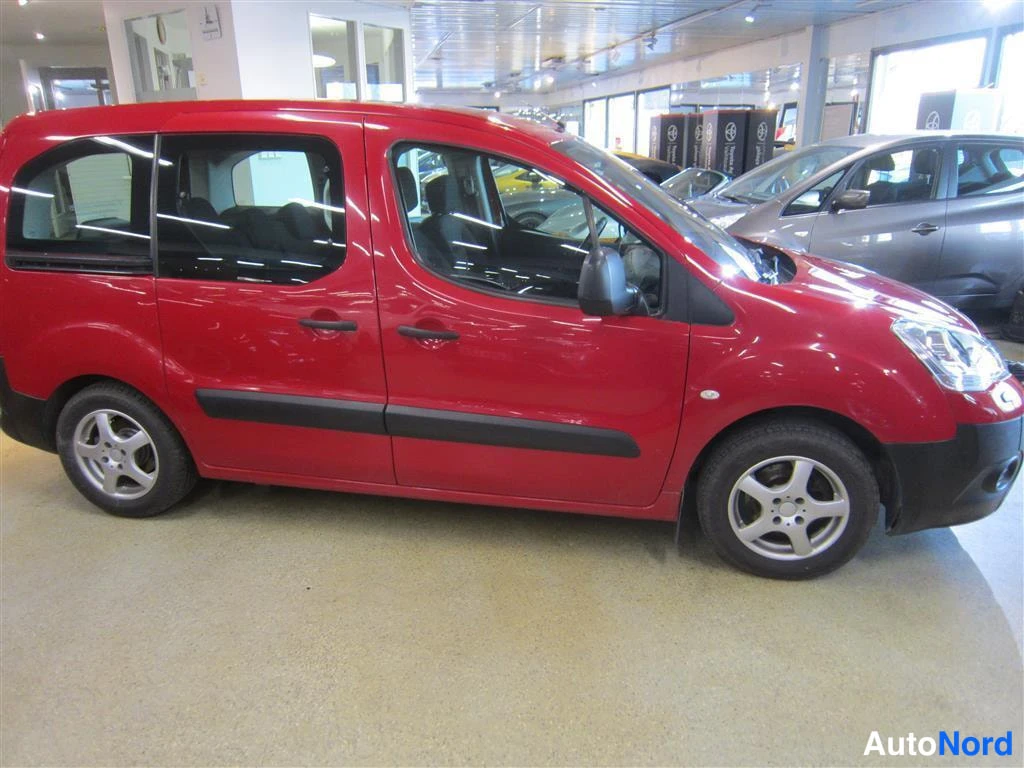 Punainen Citroen Berlingo 2008, etuviisto, keula oikealle, kuva 2