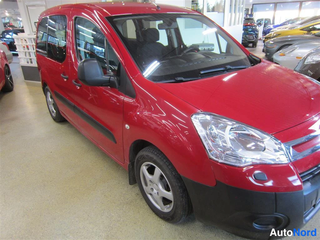Punainen Citroen Berlingo 2008, etuviisto, keula oikealle, kuva 3