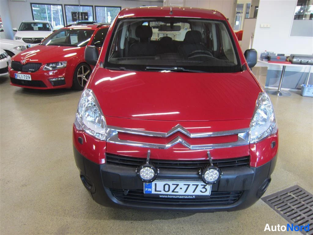 Punainen Citroen Berlingo 2008, edestä, kuva 4