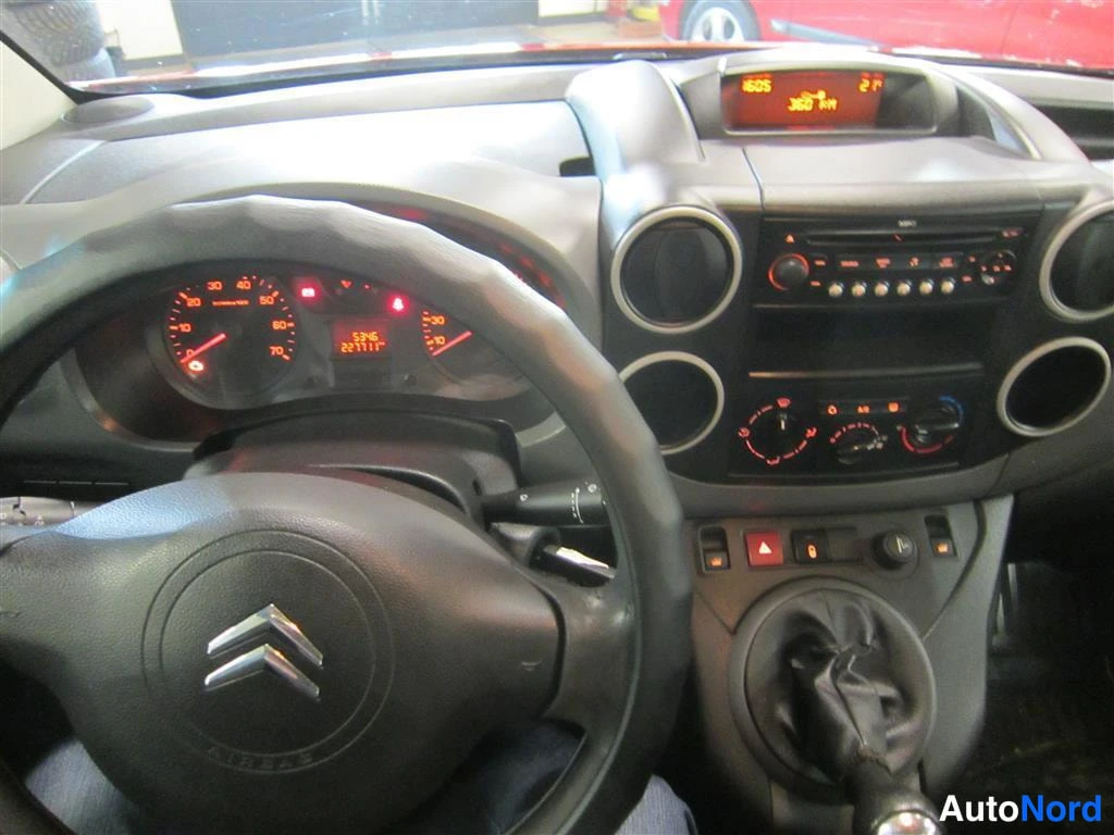 Punainen Citroen Berlingo 2008, ohjaamo, kuva 10