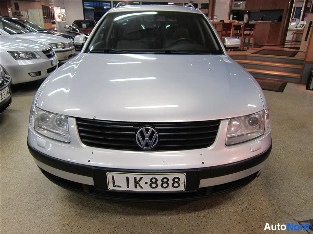 Harmaa Volkswagen Passat 1998, edestä, kuva 2