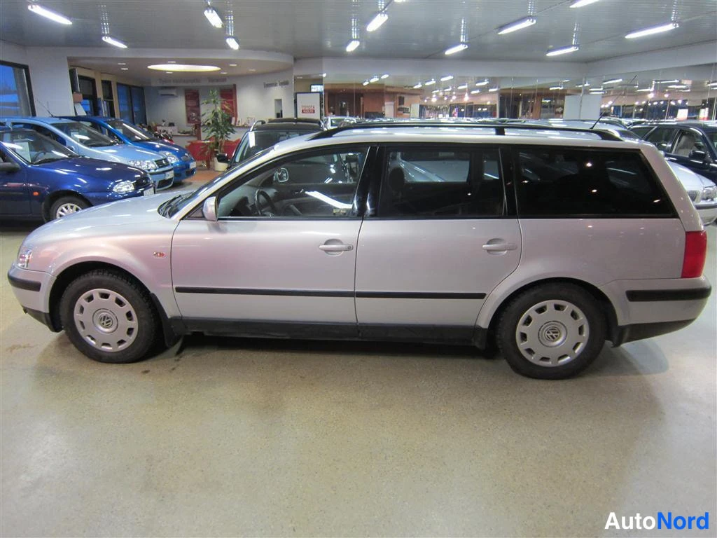 Harmaa Volkswagen Passat 1998, sivulta, kuva 3