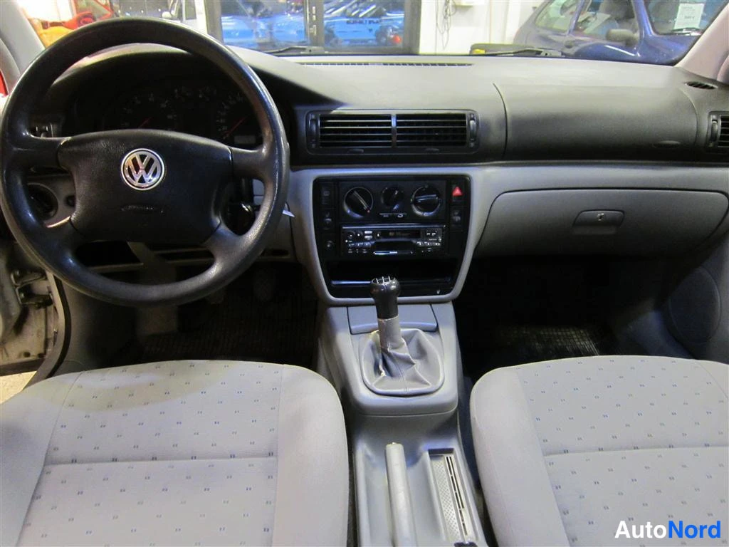 Harmaa Volkswagen Passat 1998, ohjaamo, kuva 6