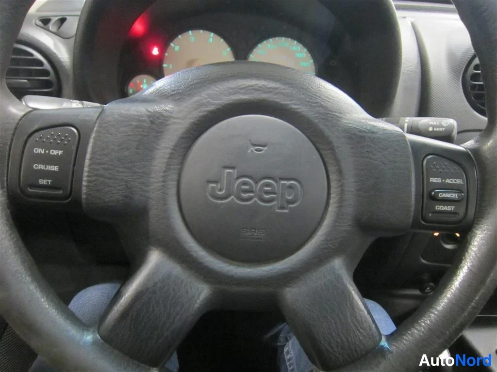 Punainen Jeep Cherokee 2002, yksityiskohta, kuva 15