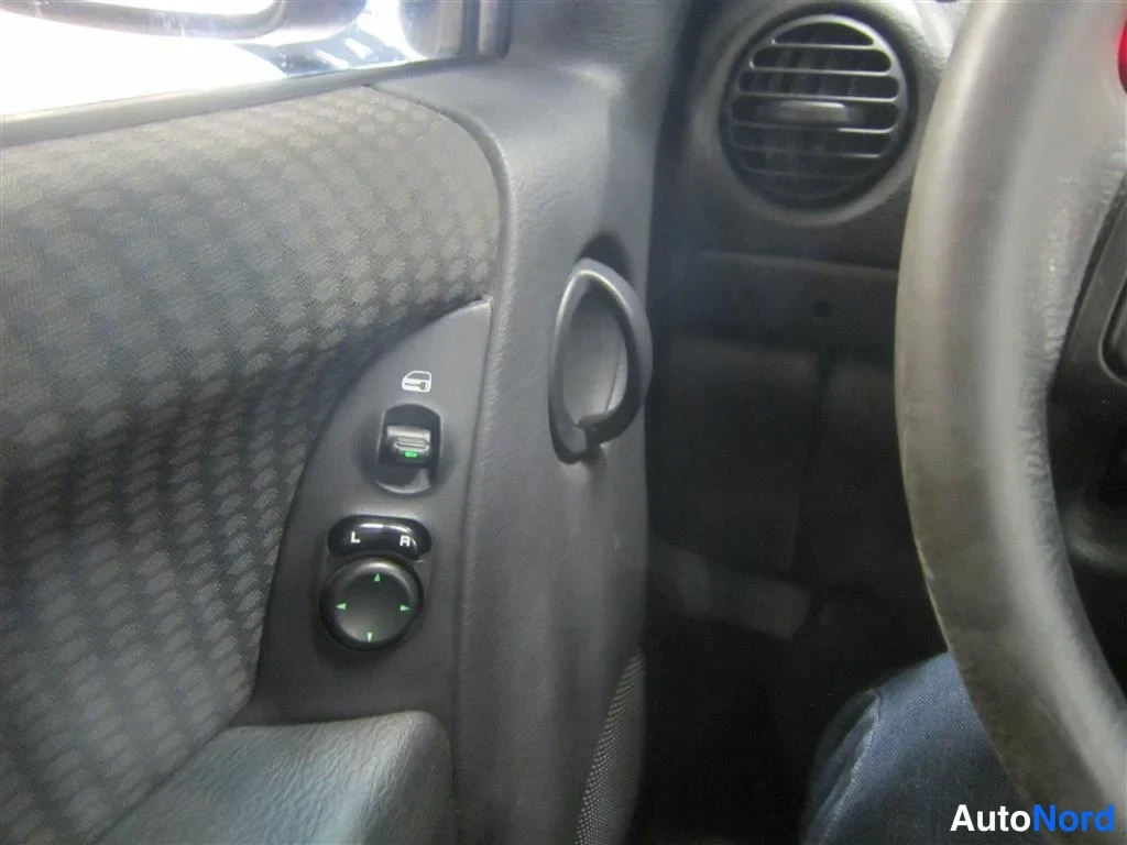 Punainen Jeep Cherokee 2002, yksityiskohta, kuva 16
