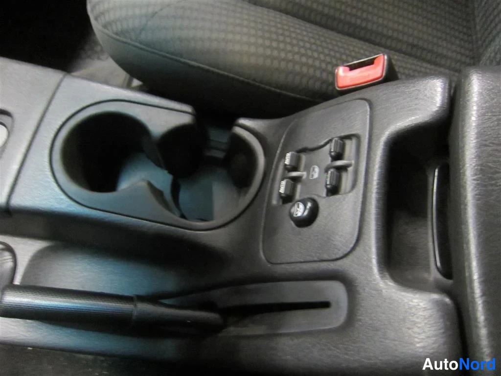 Punainen Jeep Cherokee 2002, yksityiskohta, kuva 17