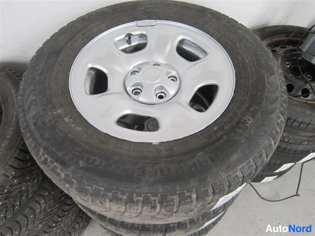 Punainen Jeep Cherokee 2002, yksityiskohta, kuva 19