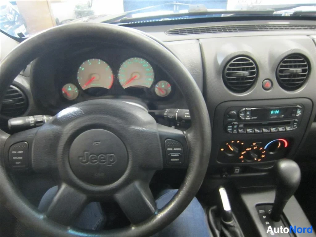Punainen Jeep Cherokee 2002, ohjaamo, kuva 7