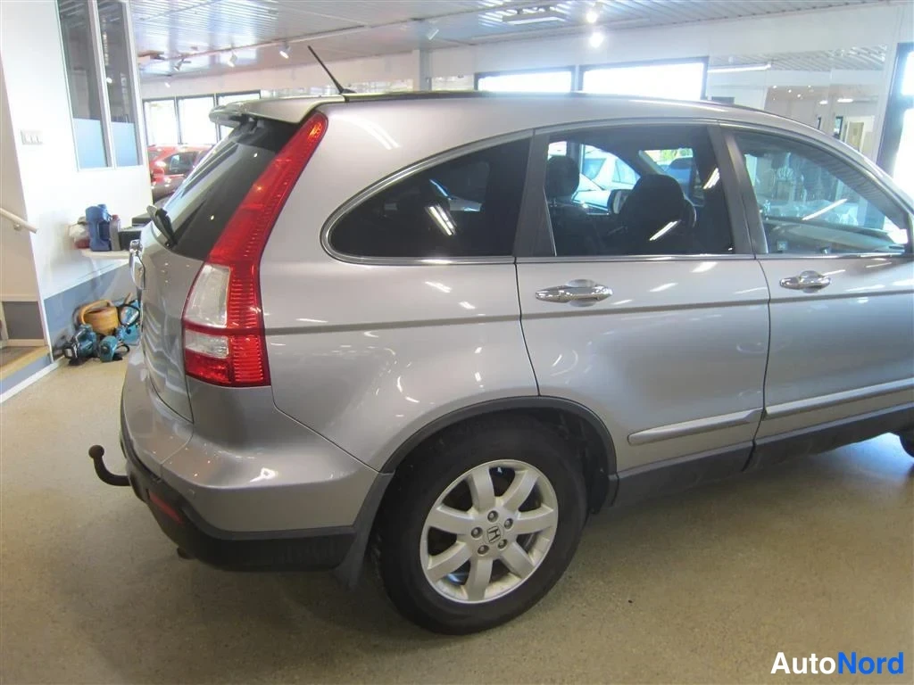 Silver Honda CR-V 2008, snett bakifrån, bild 6
