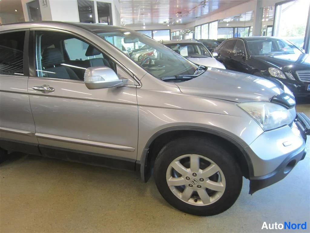 Silver Honda CR-V 2008, snett framifrån, fronten åt höger, bild 2