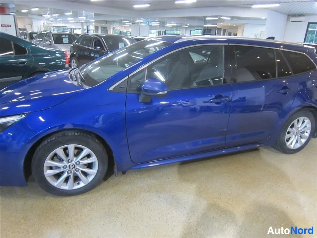 Sininen Toyota Corolla 2023, sivulta, kuva 5