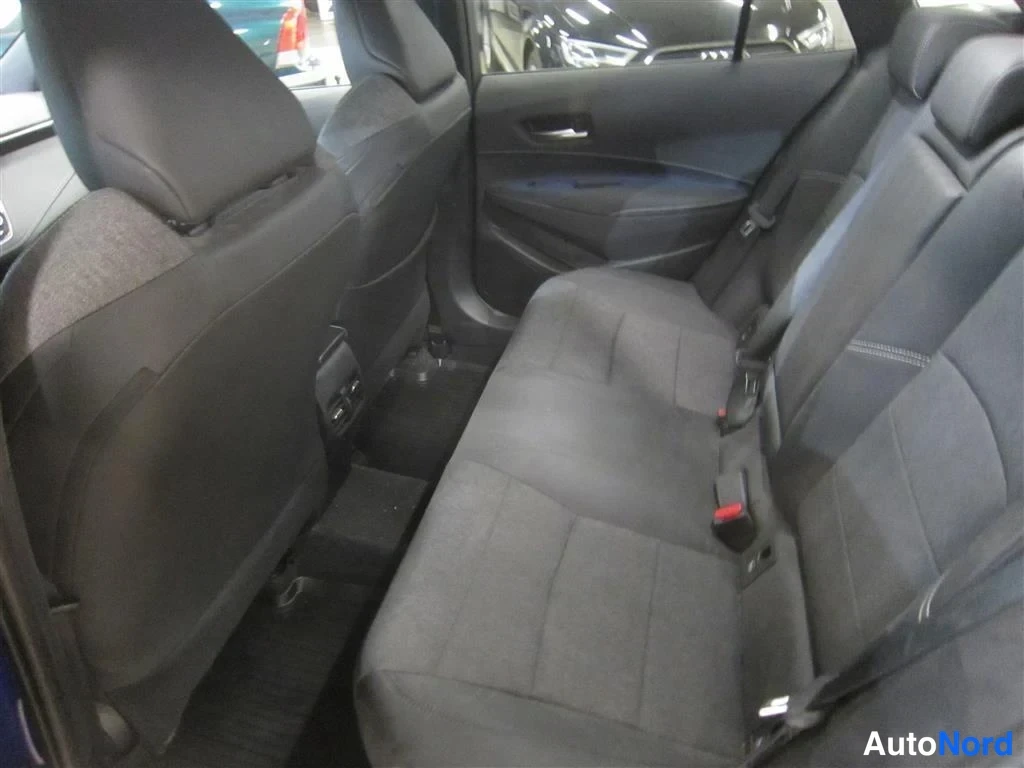 Sininen Toyota Corolla 2023, takaistuimet, kuva 11