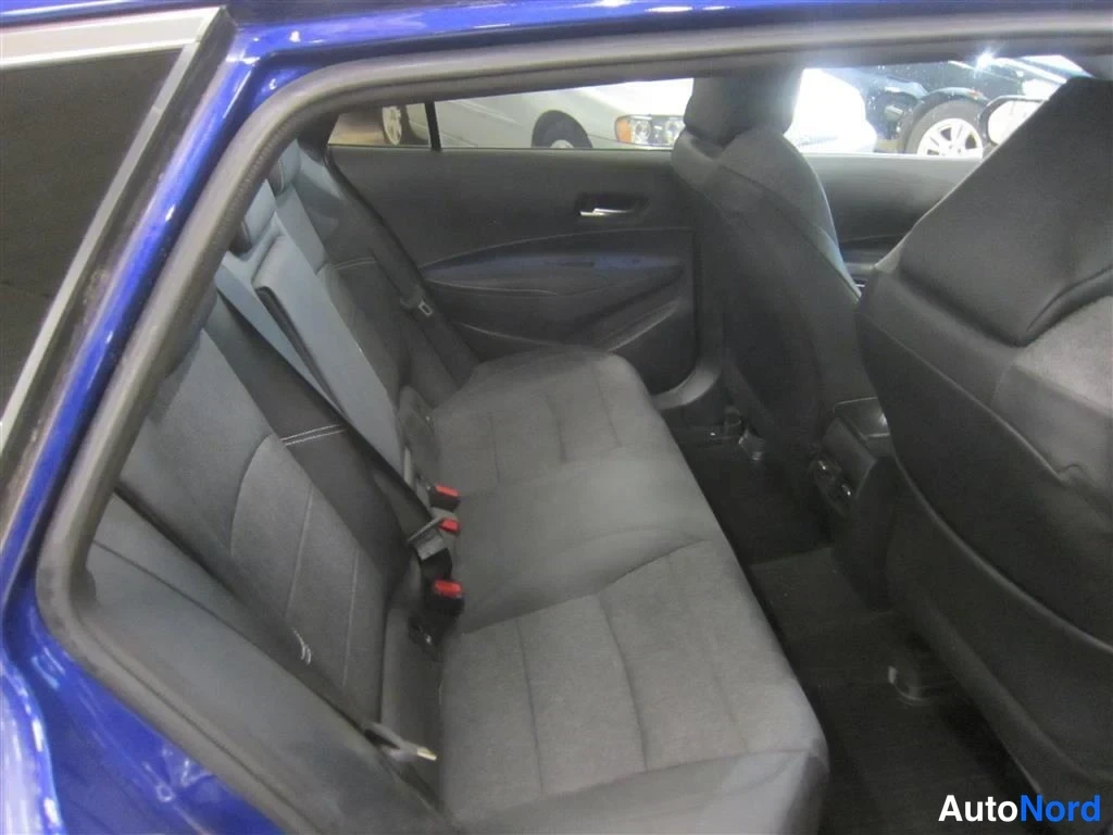 Sininen Toyota Corolla 2023, takaistuimet, kuva 12
