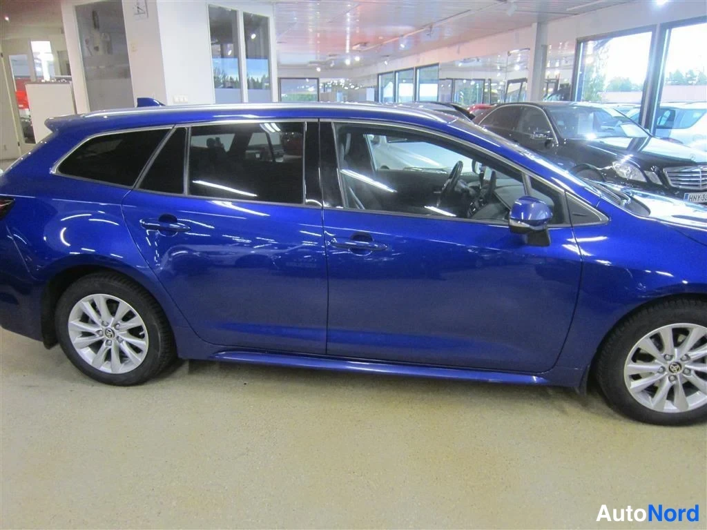 Sininen Toyota Corolla 2023, sivulta, kuva 4