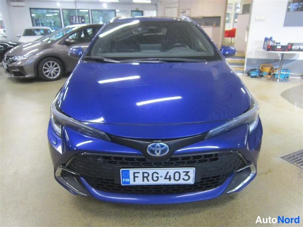 Sininen Toyota Corolla 2023, edestä, kuva 3
