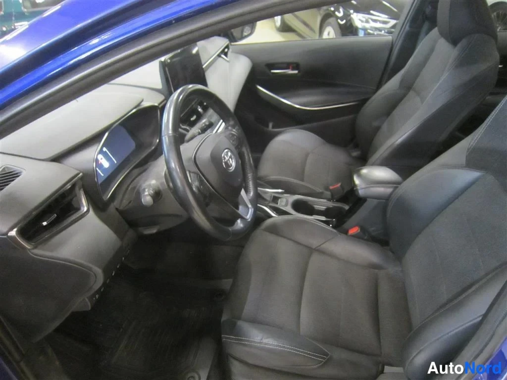 Sininen Toyota Corolla 2023, ohjaamo, kuva 9