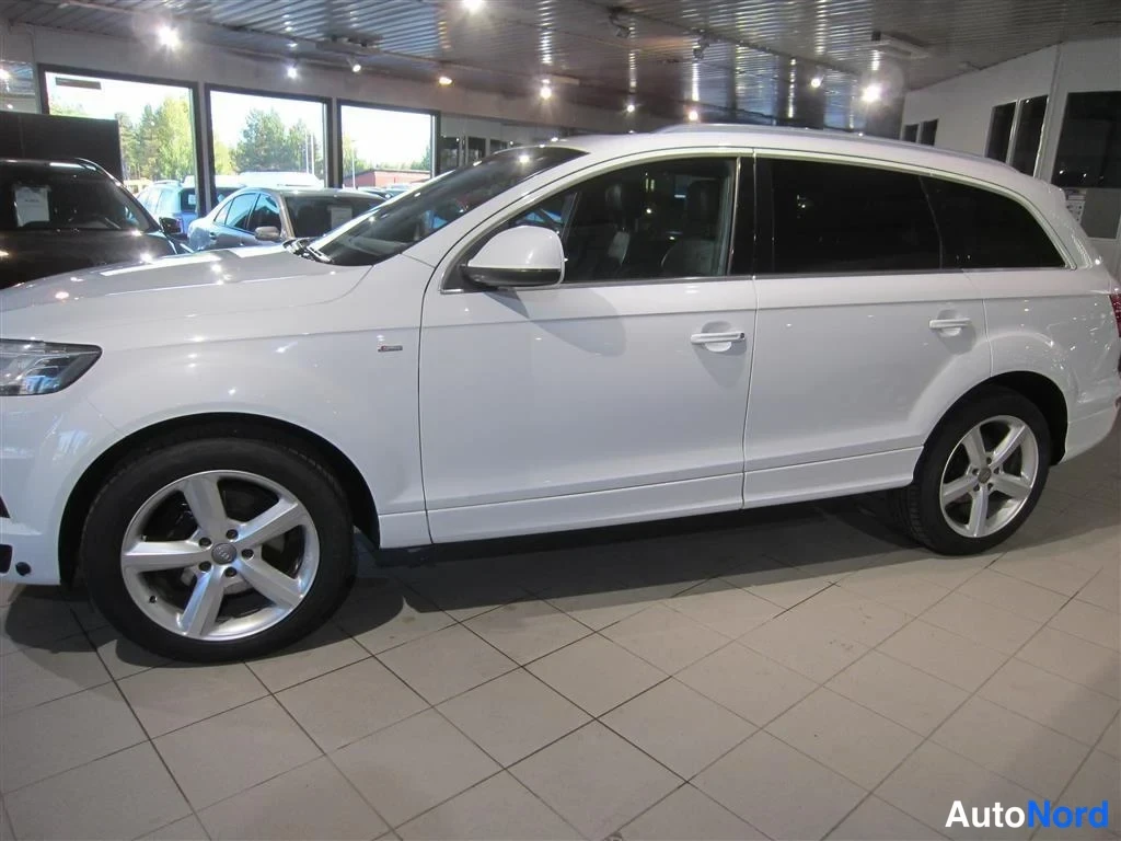 Valkoinen Audi Q7 2013, sivulta, kuva 4