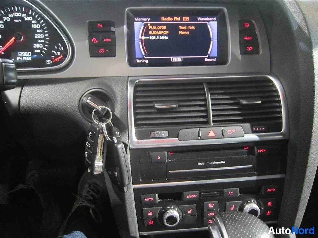 Valkoinen Audi Q7 2013, yksityiskohta, kuva 18