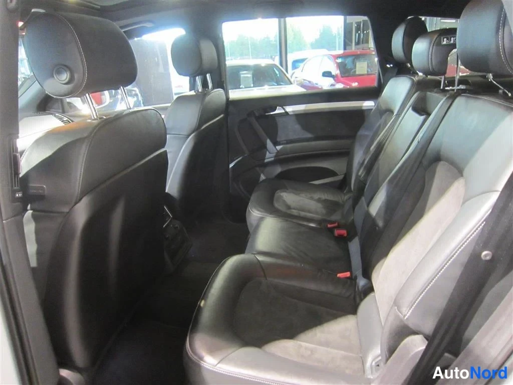 Valkoinen Audi Q7 2013, takaistuimet, kuva 13