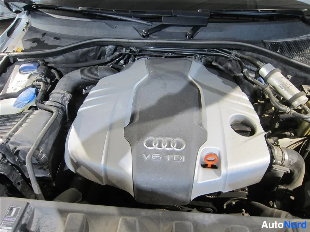 Valkoinen Audi Q7 2013, moottoritila, kuva 16