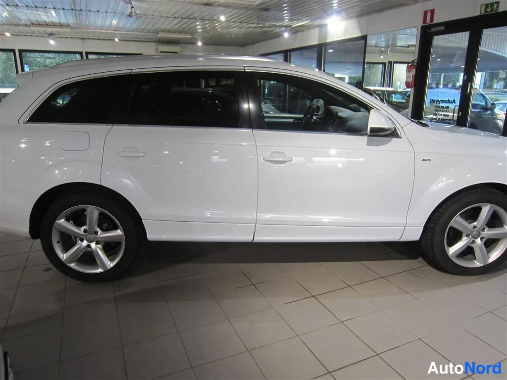 Valkoinen Audi Q7 2013, sivulta, kuva 5