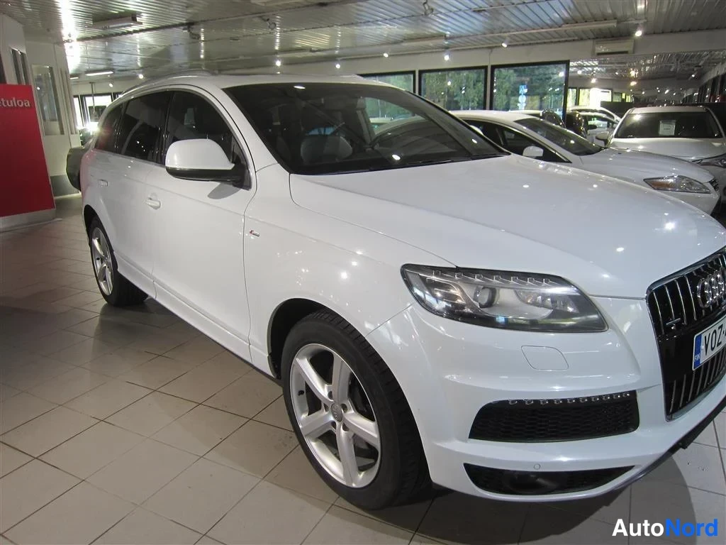 Valkoinen Audi Q7 2013, etuviisto, keula oikealle, kuva 2