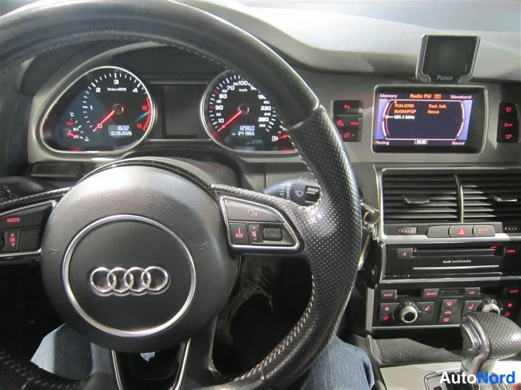 Valkoinen Audi Q7 2013, ohjaamo, kuva 10