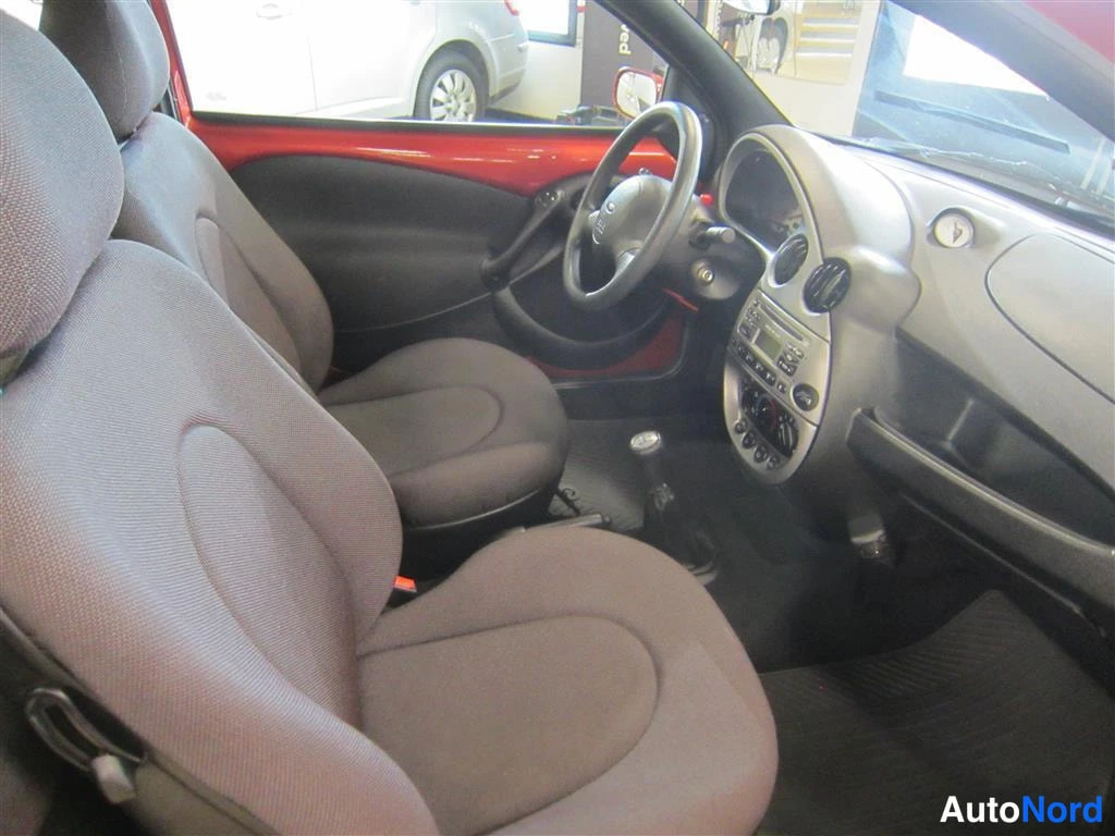 Punainen Ford Ka 2007, ohjaamo, kuva 10
