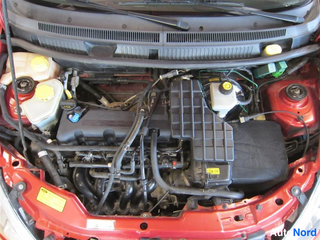 Punainen Ford Ka 2007, moottoritila, kuva 15