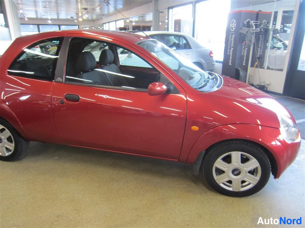 Punainen Ford Ka 2007, etuviisto, keula oikealle, kuva 3