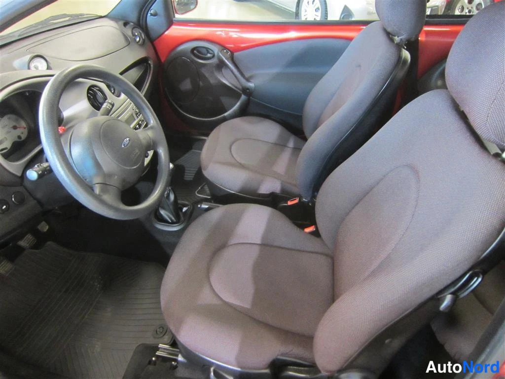 Punainen Ford Ka 2007, etuistuimet, kuva 11