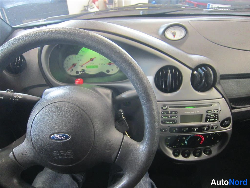 Punainen Ford Ka 2007, ohjaamo, kuva 9