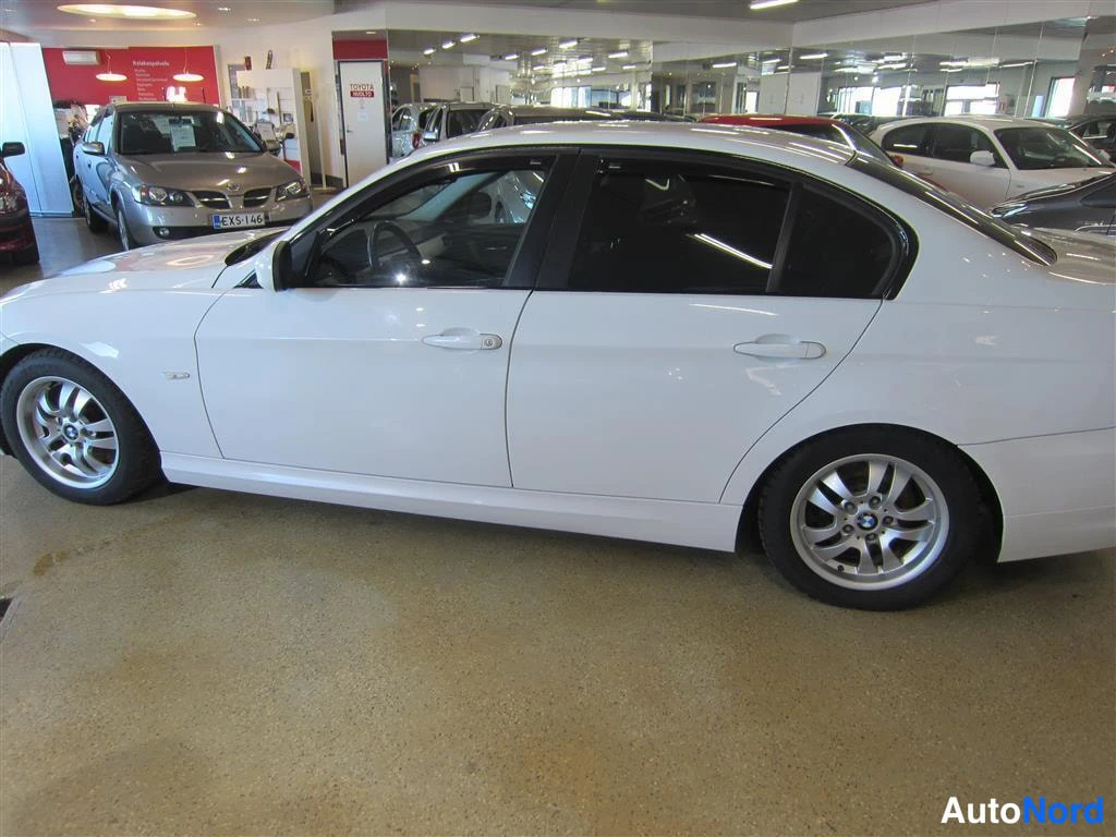 Valkoinen BMW 325i 2009, sivulta, kuva 4