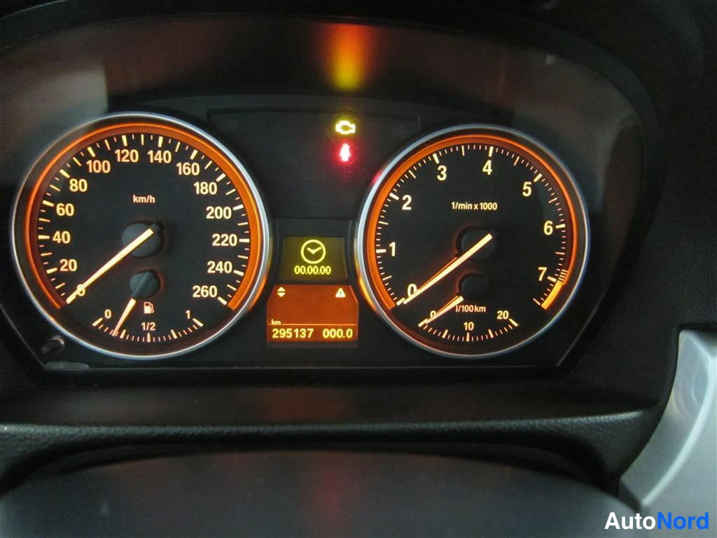 Valkoinen BMW 325i 2009, yksityiskohta, kuva 16