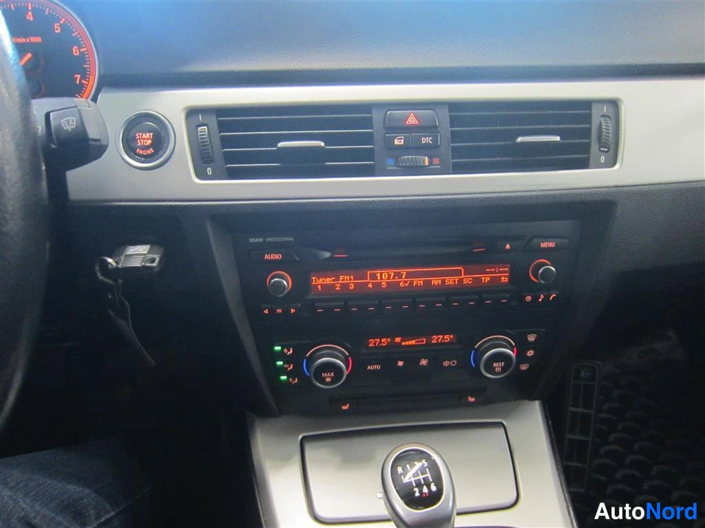 Valkoinen BMW 325i 2009, yksityiskohta, kuva 17