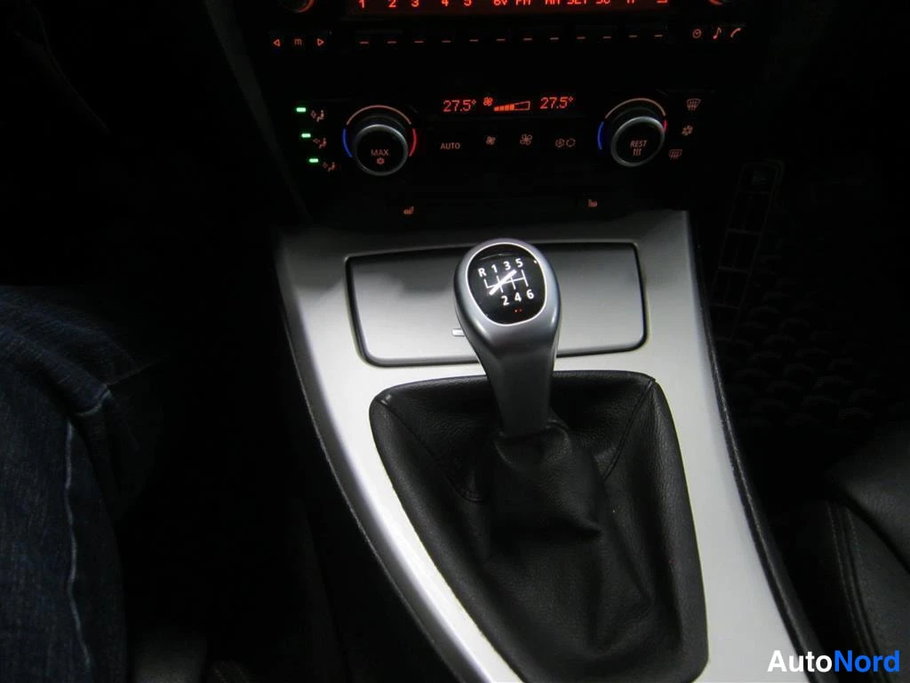Valkoinen BMW 325i 2009, yksityiskohta, kuva 21