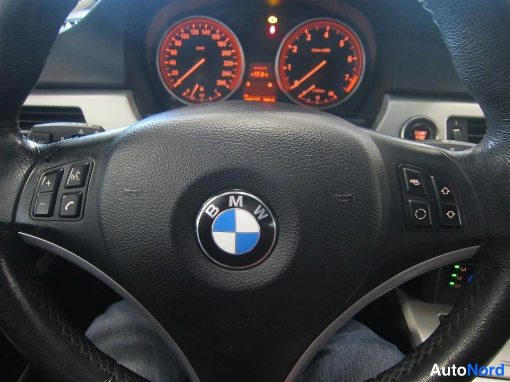 Valkoinen BMW 325i 2009, yksityiskohta, kuva 18