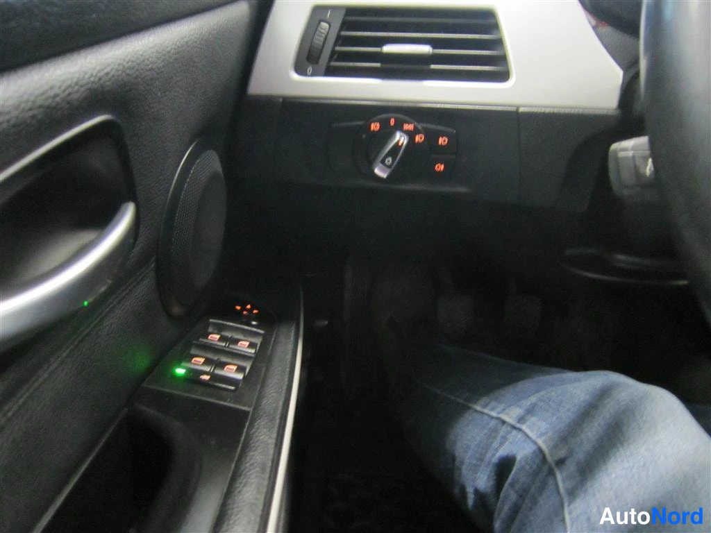 Valkoinen BMW 325i 2009, yksityiskohta, kuva 19