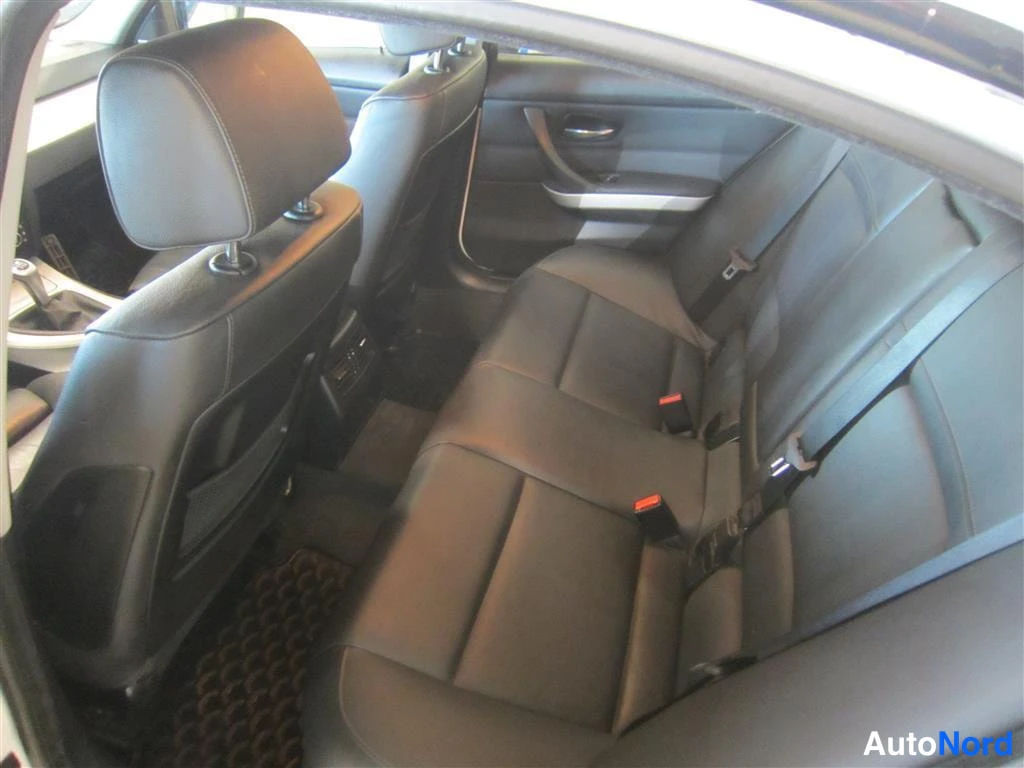 Valkoinen BMW 325i 2009, takaistuimet, kuva 13