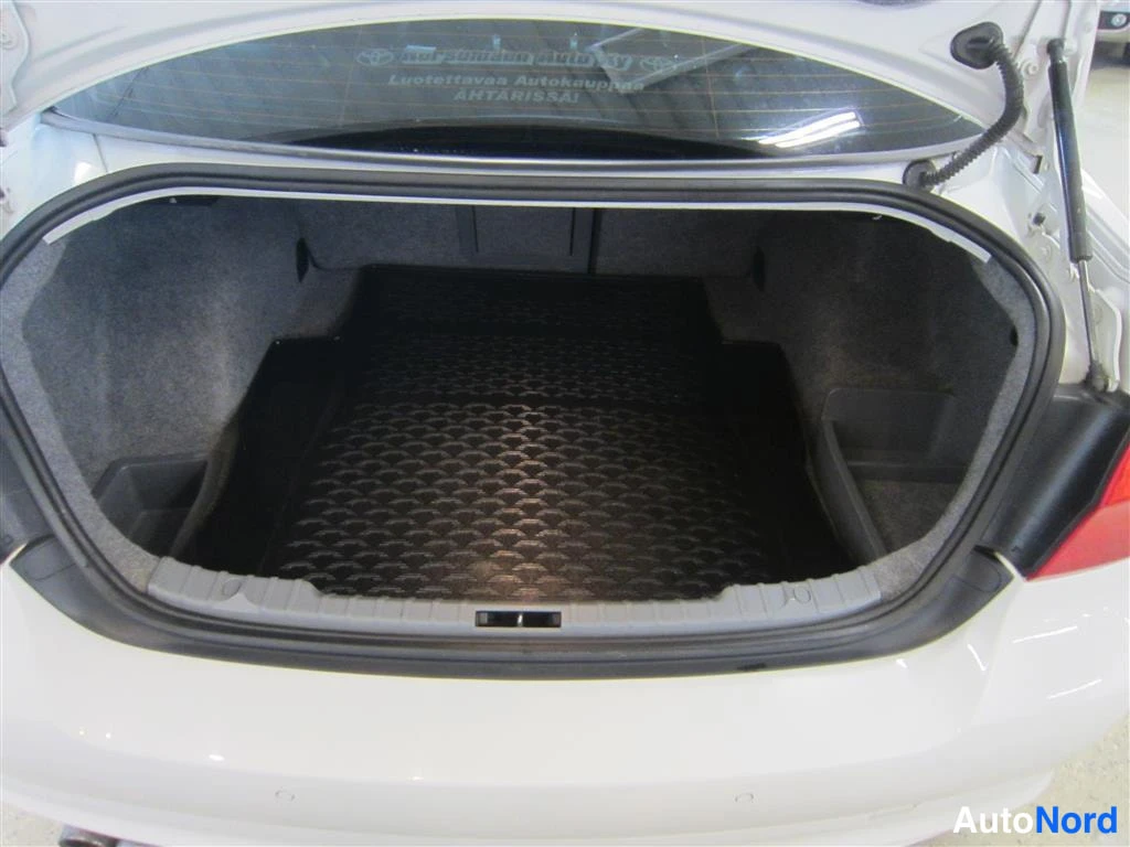 Valkoinen BMW 325i 2009, tavaratila, kuva 14