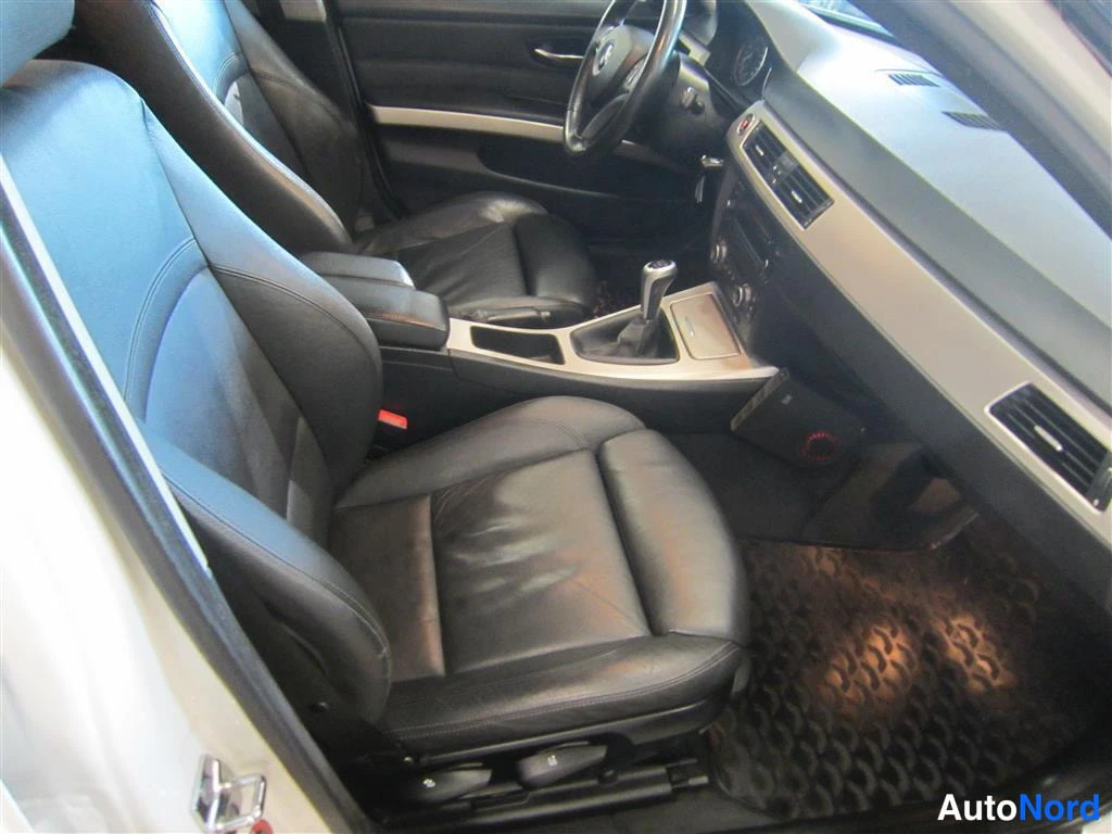 Valkoinen BMW 325i 2009, etuistuimet, kuva 11