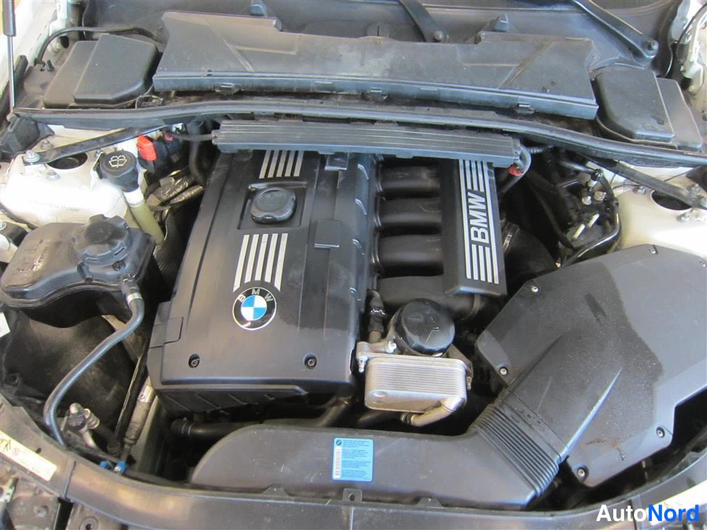 Valkoinen BMW 325i 2009, moottoritila, kuva 15