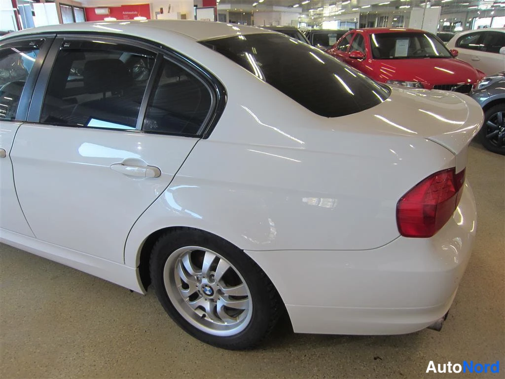 Valkoinen BMW 325i 2009, takaviisto, kuva 6