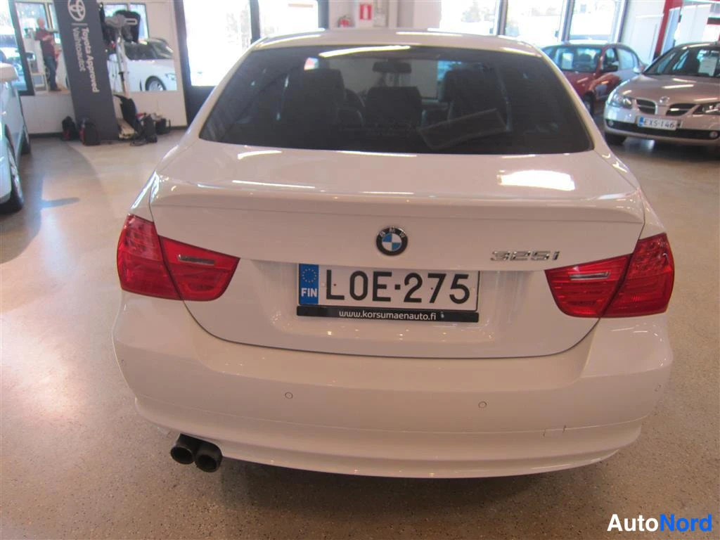 Valkoinen BMW 325i 2009, takaa, kuva 8