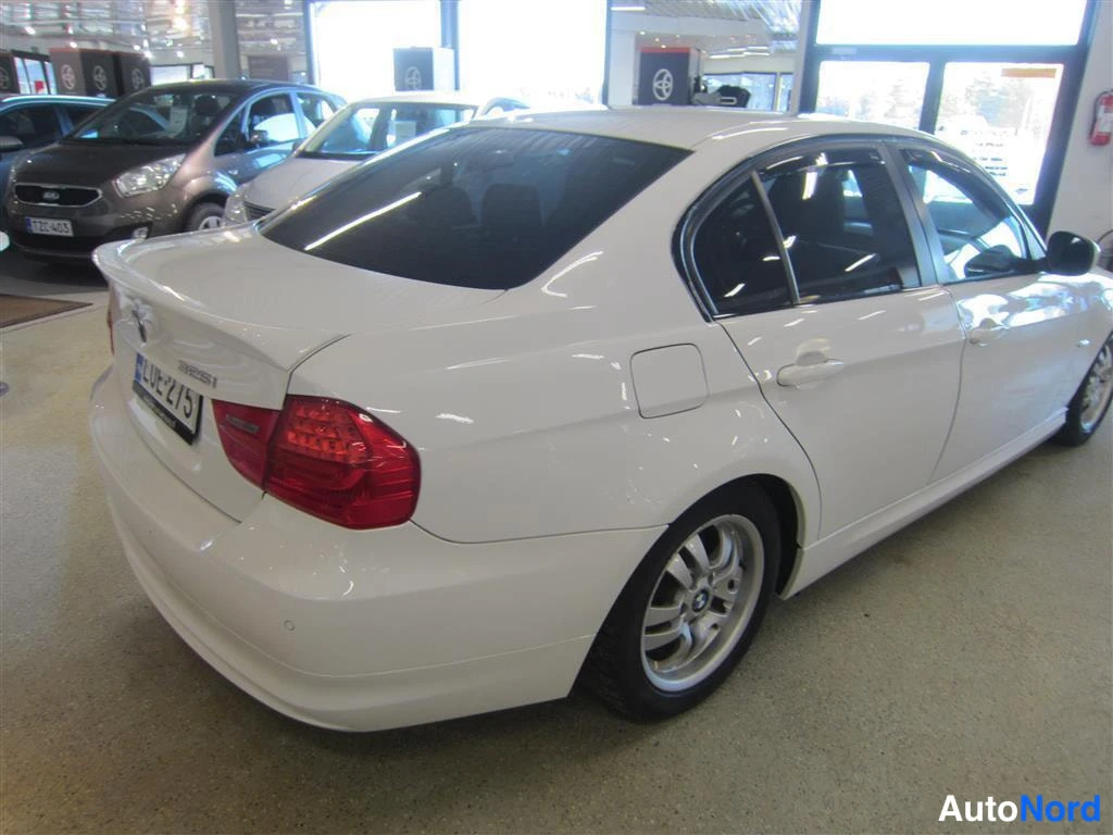 Valkoinen BMW 325i 2009, takaviisto, kuva 7