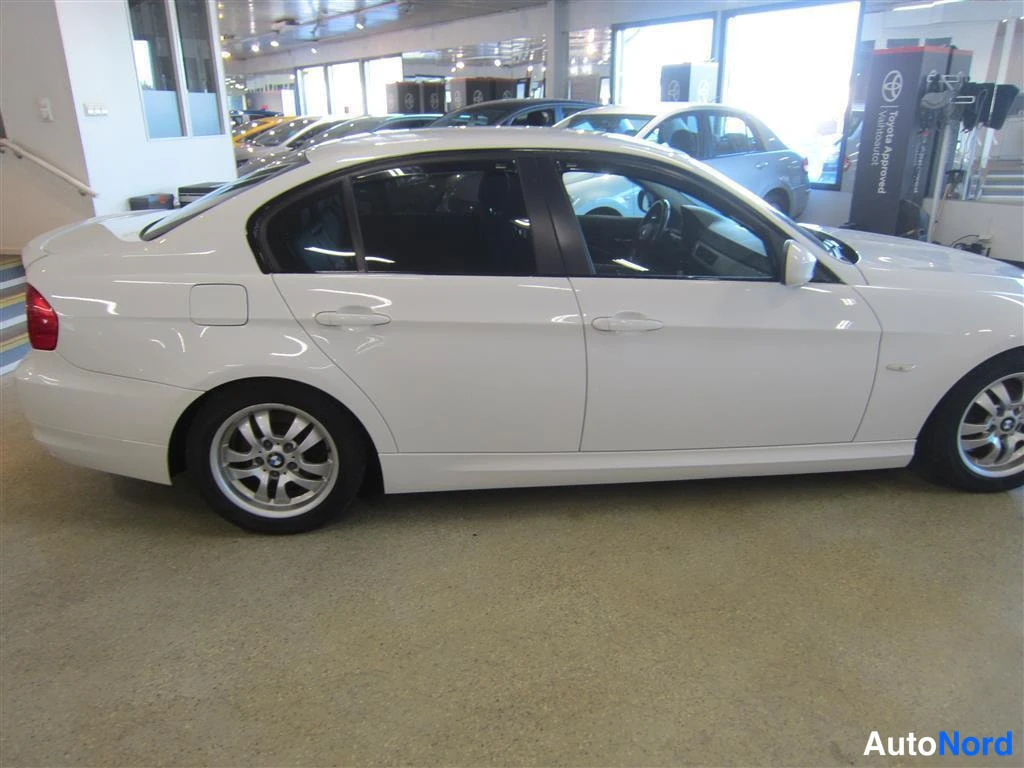 Valkoinen BMW 325i 2009, sivulta, kuva 5