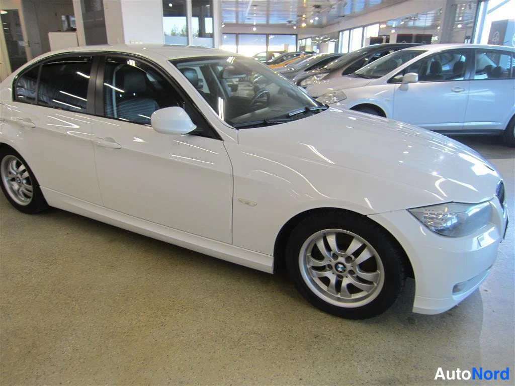 Valkoinen BMW 325i 2009, etuviisto, keula oikealle, kuva 2