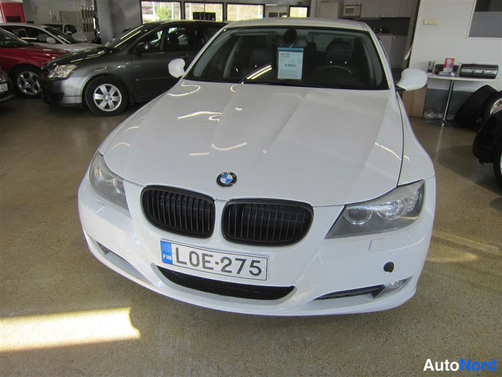 Valkoinen BMW 325i 2009, edestä, kuva 3
