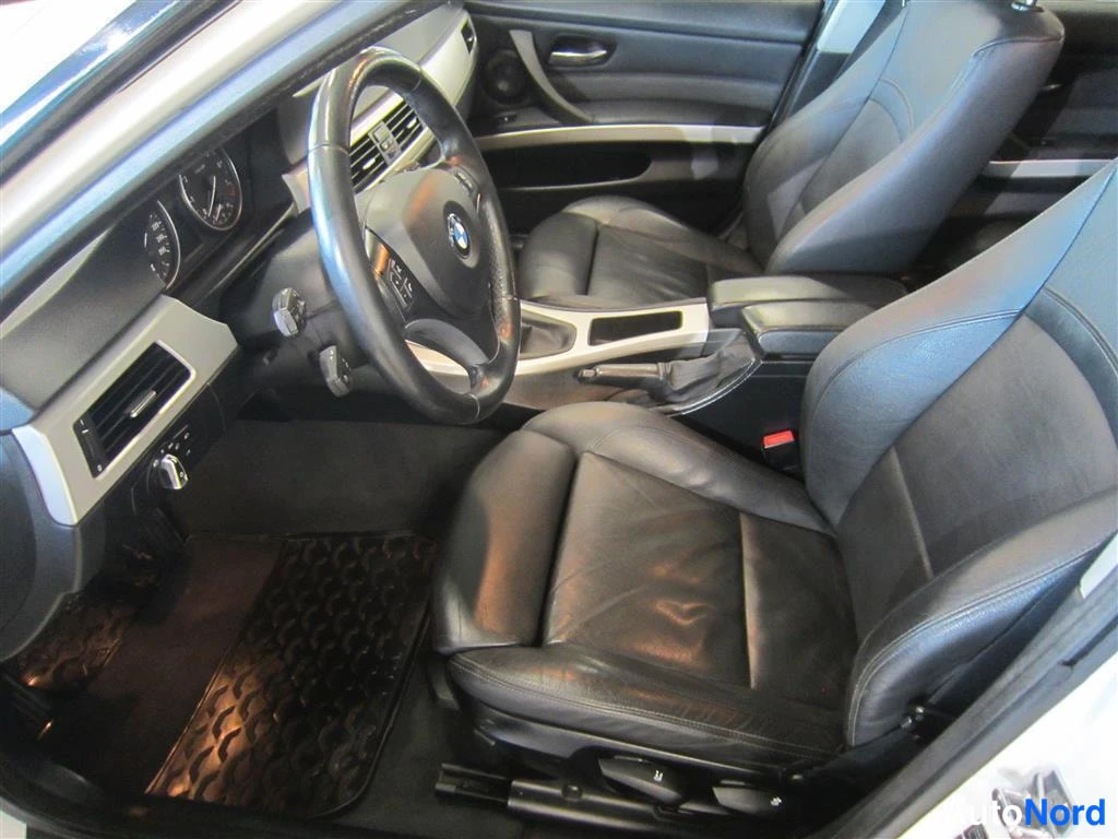 Valkoinen BMW 325i 2009, etuistuimet, kuva 10