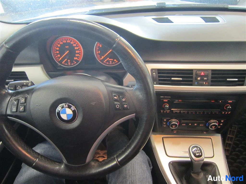 Valkoinen BMW 325i 2009, ohjaamo, kuva 9
